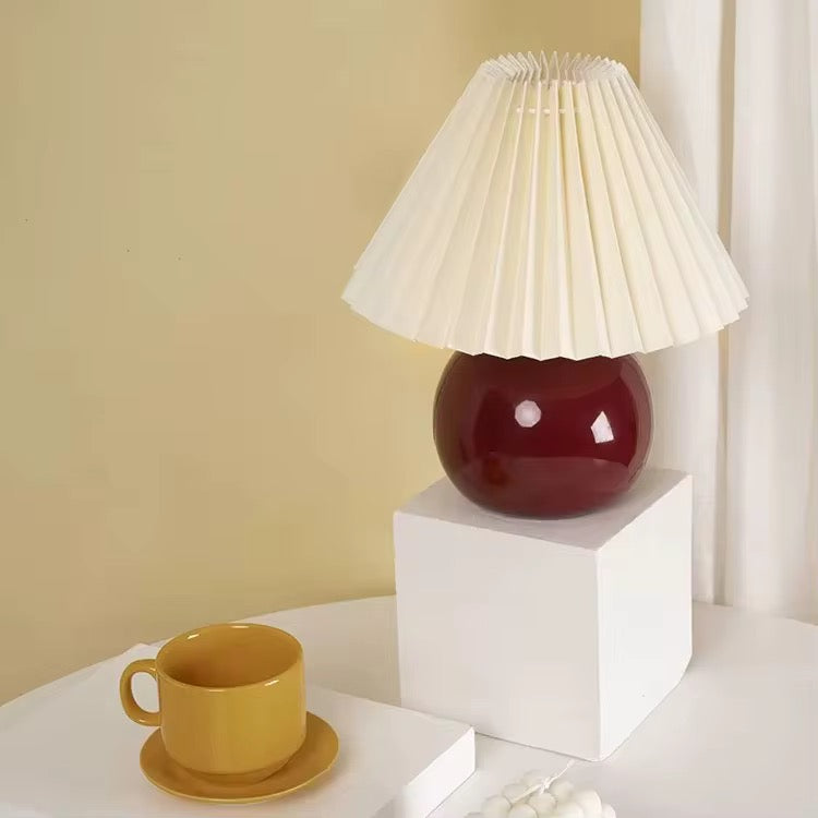 مصباح طاولة عصري بتصميم أوريغامي