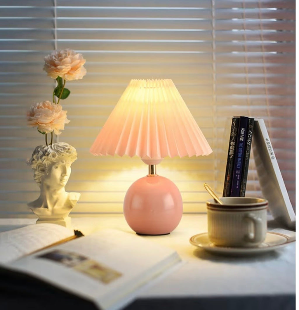 مصباح طاولة عصري بتصميم أوريغامي