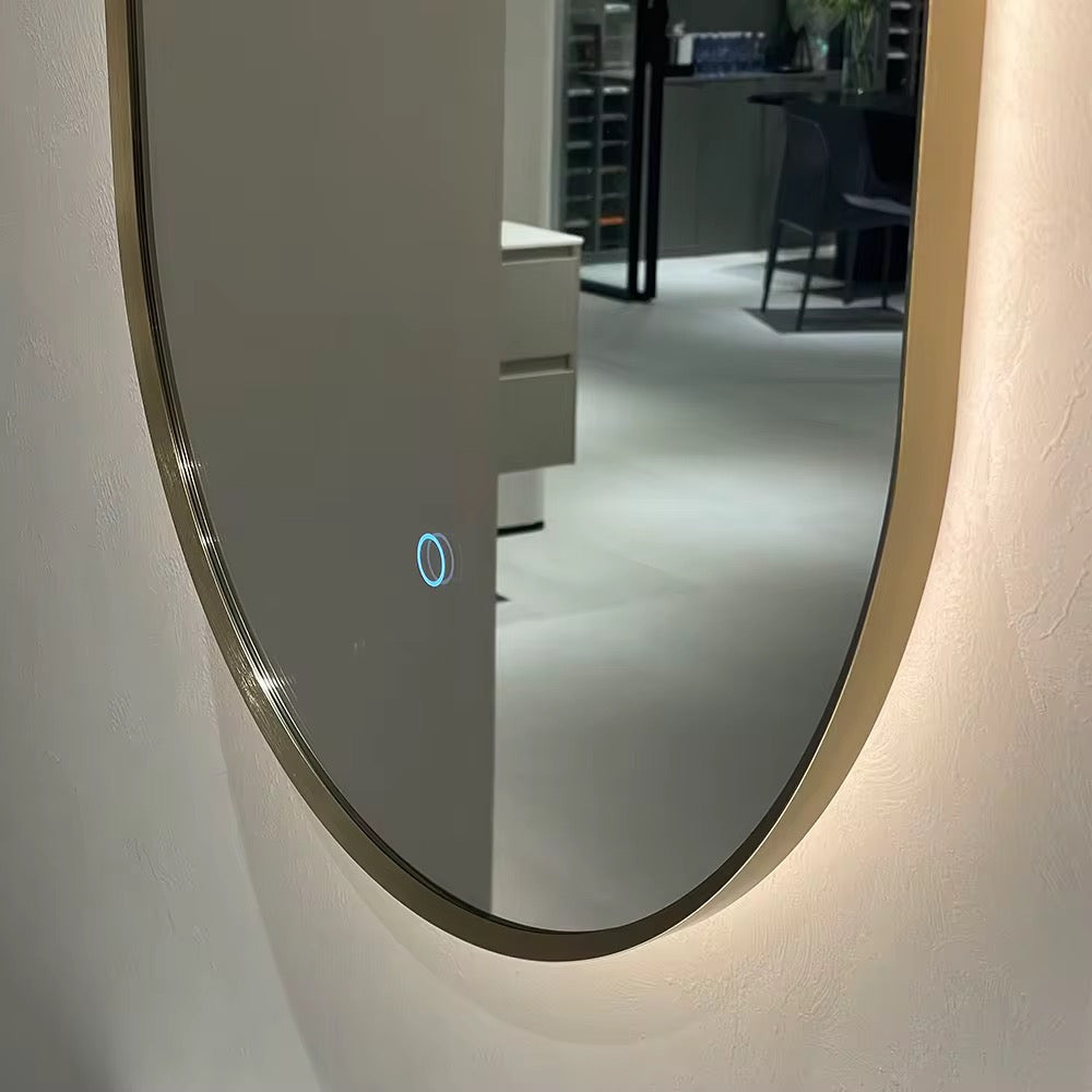 مرآة حائط مضيئة بإطار ذهبي