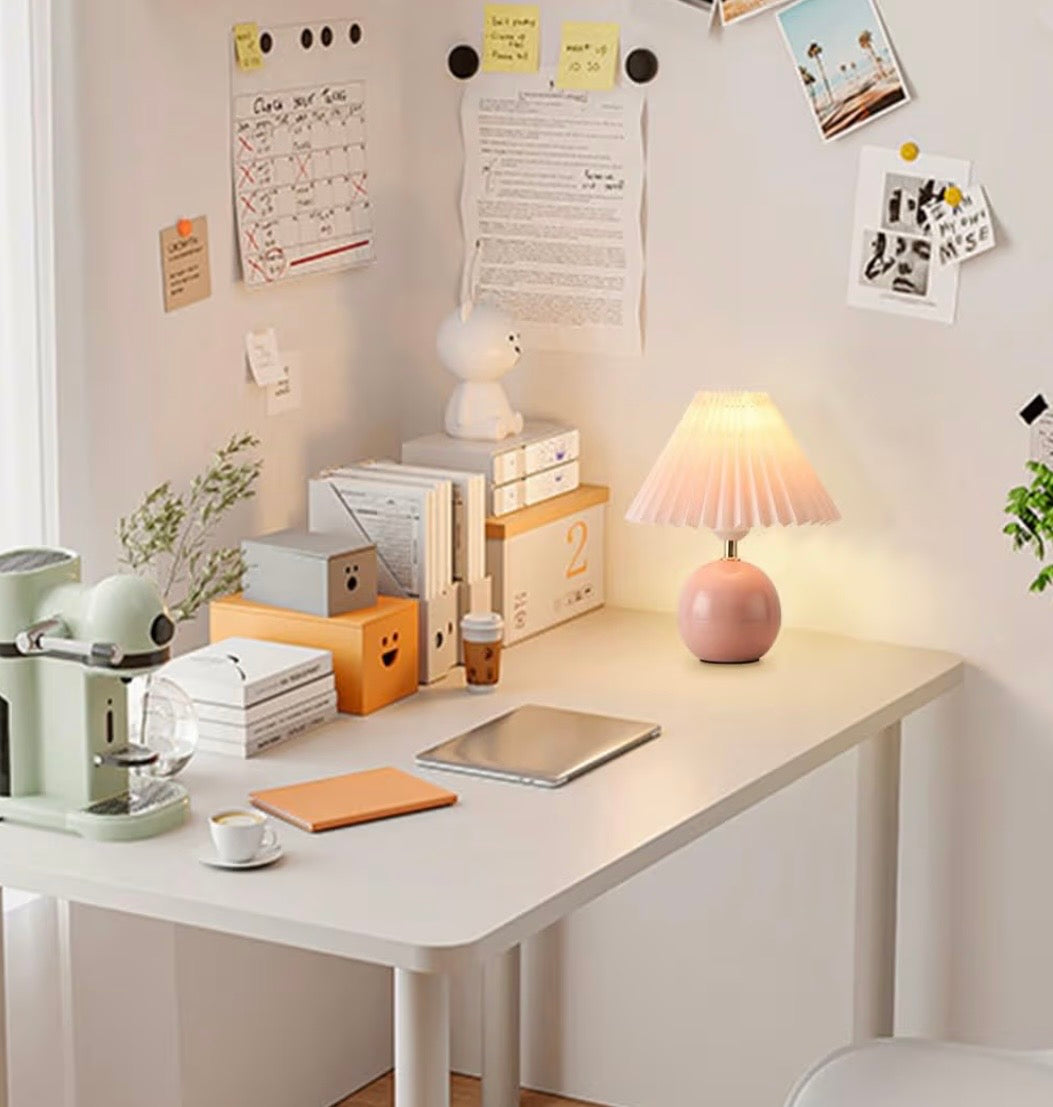 مصباح طاولة عصري بتصميم أوريغامي