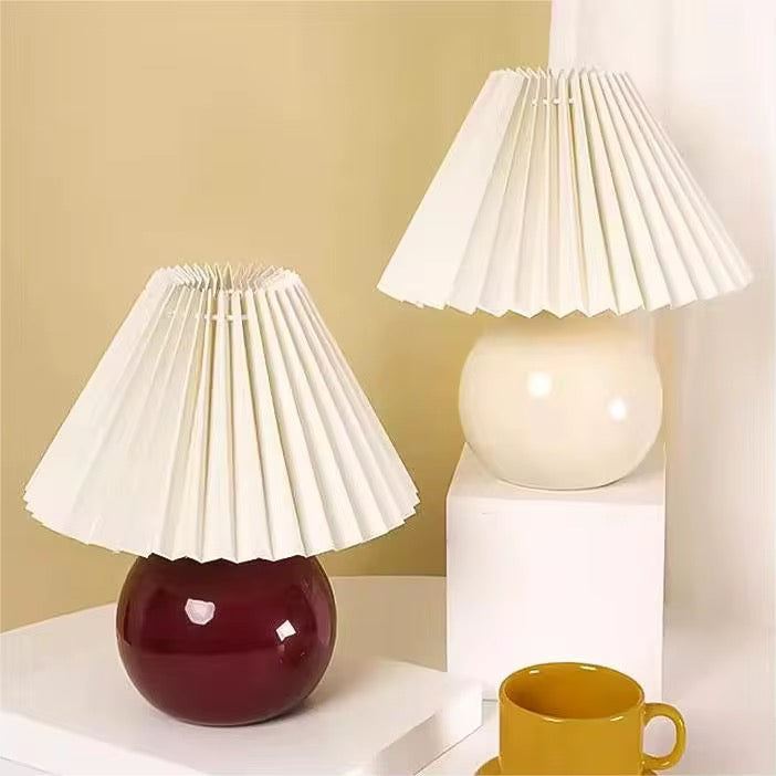 مصباح طاولة عصري بتصميم أوريغامي