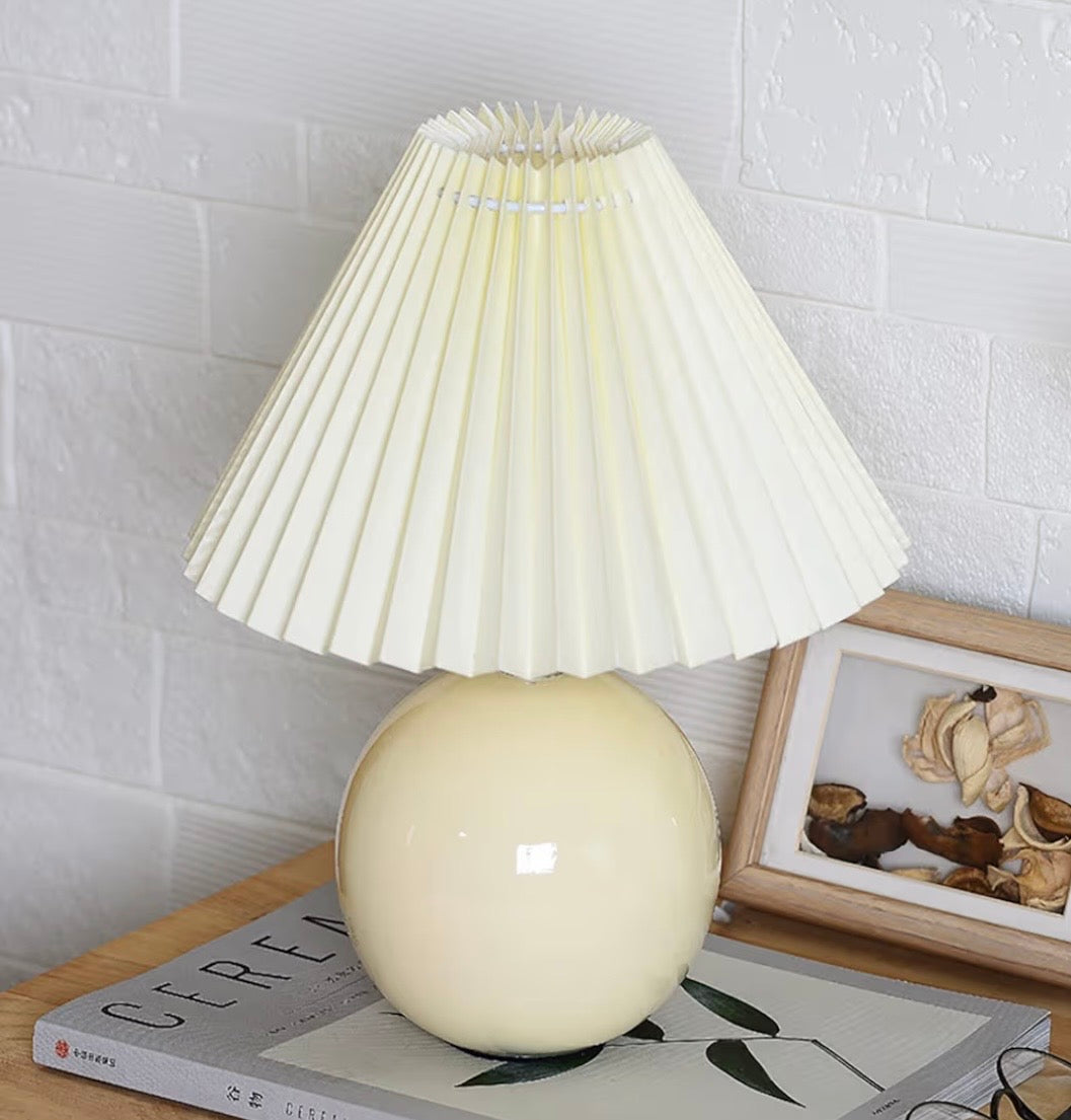 مصباح طاولة عصري بتصميم أوريغامي