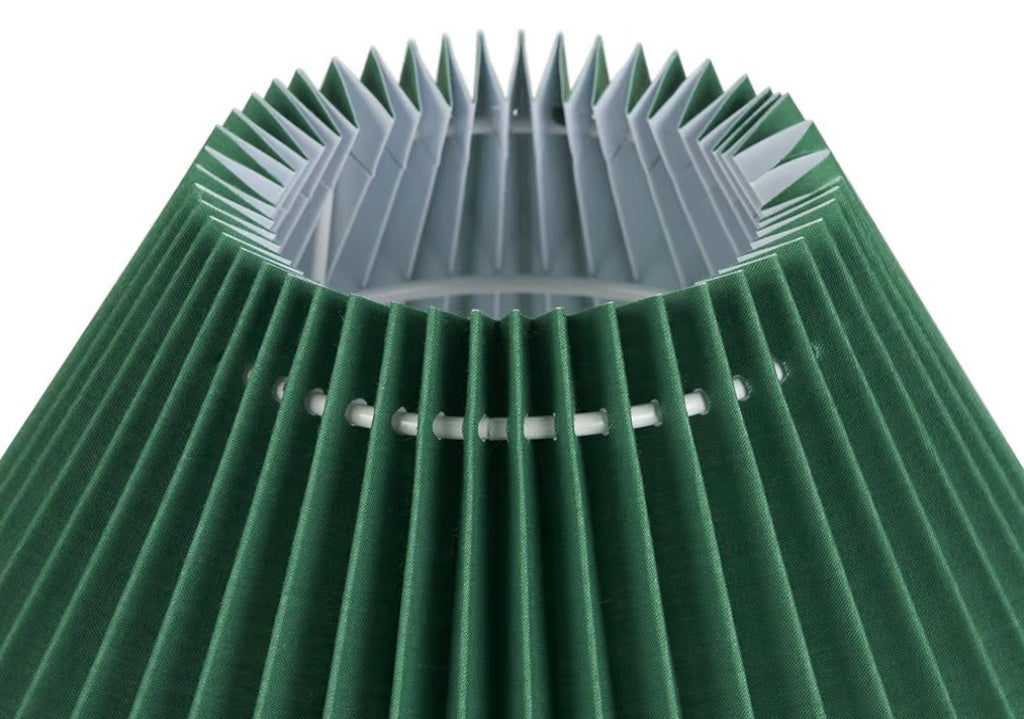 مصباح طاولة عصري بتصميم أوريغامي