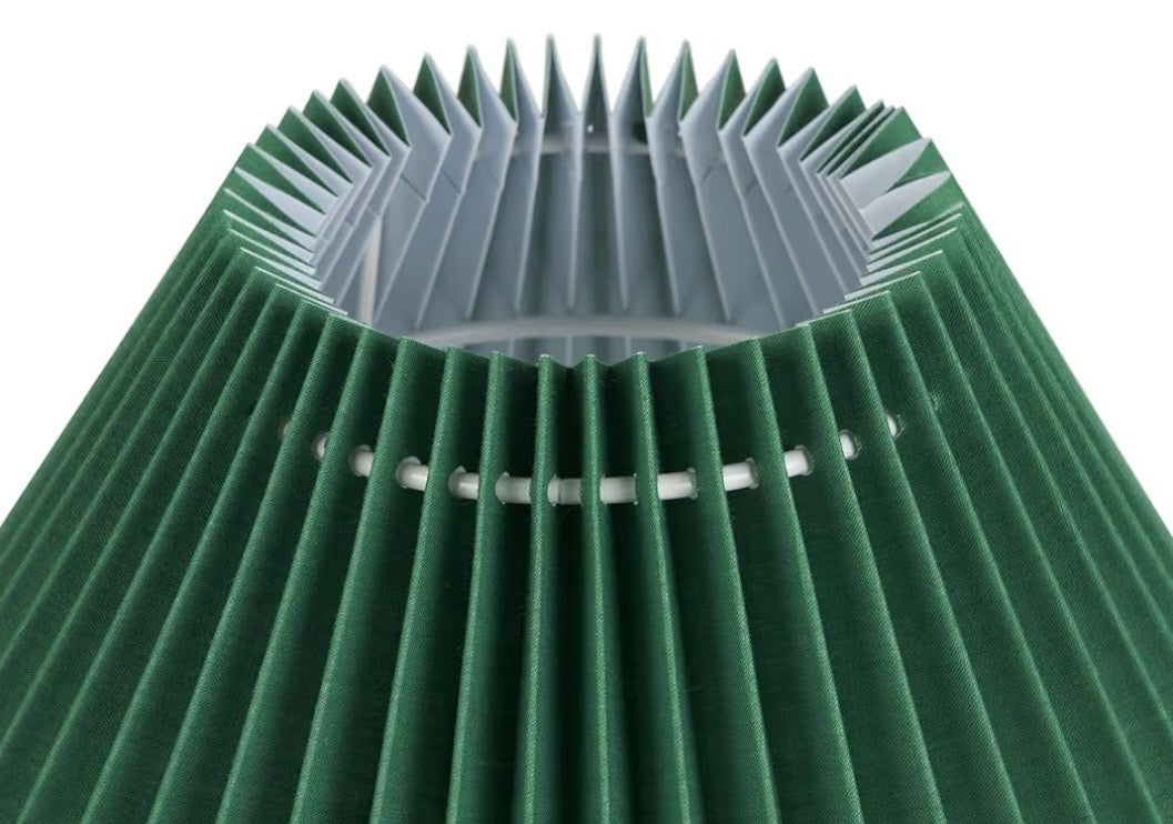 مصباح طاولة عصري بتصميم أوريغامي