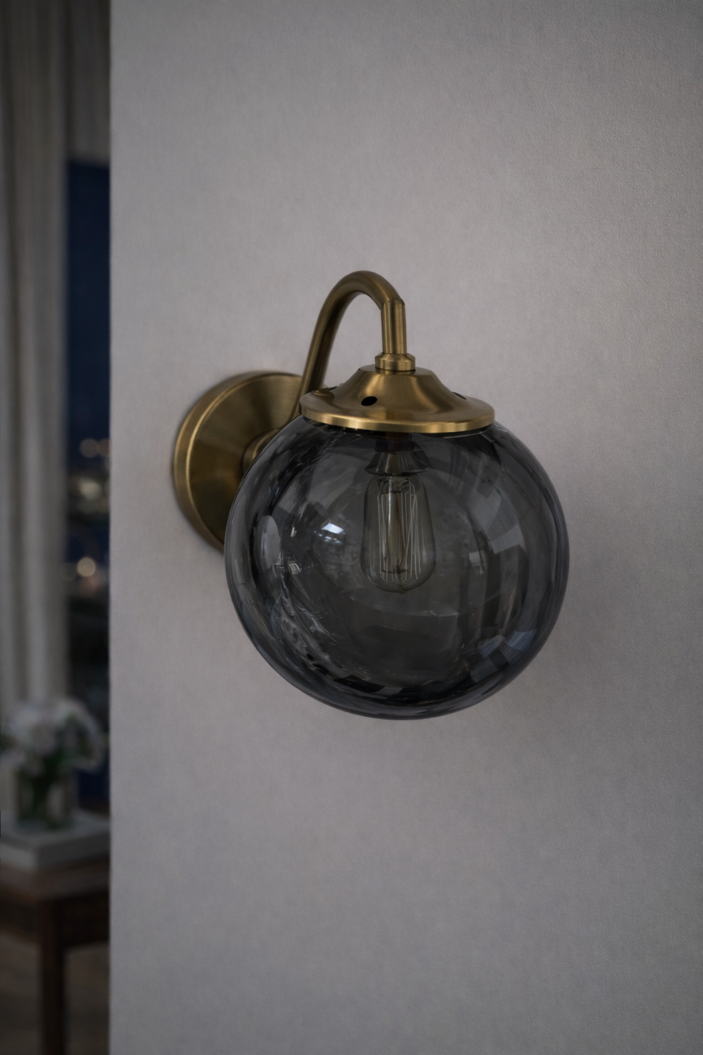 إضاءة جدارية سموكد جلاس أورب