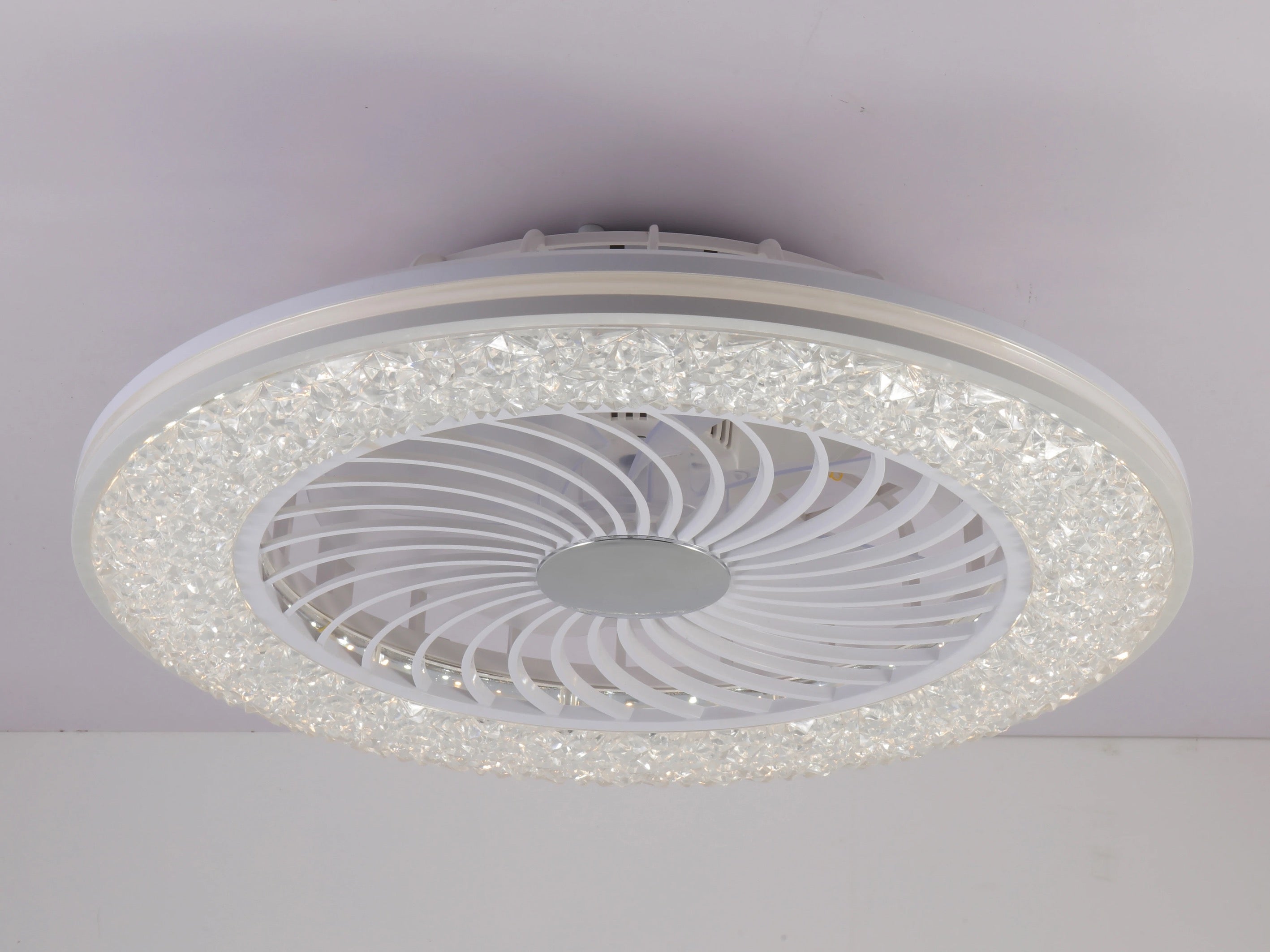 مروحة سقف LED عصرية مع إضاءة كريستالية – تحكم عن بُعد