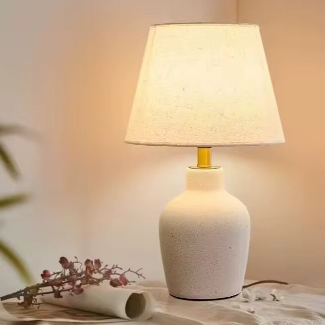 مصباح طاولة سيراميك Wabi-Sabi بتفاصيل ذهبية مطفأة