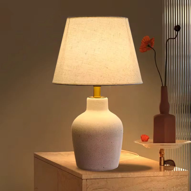 مصباح طاولة سيراميك Wabi-Sabi بتفاصيل ذهبية مطفأة